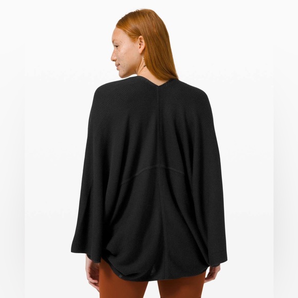 Lululemon Cashlu Knit Textured Wrap. Black - Picture 3 of 3